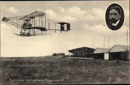 Ak Flugpionier Sommer mit seinem Flugapparat, Biplan, Flugplatz, Hangars