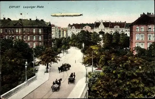 Ak Erfurt in Thüringen, Leipziger Platz, Zeppelin über der Stadt