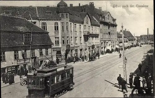 Ak Liepaja Libau Lettland, Stadt nach der Einnahme, Straßenpartie, Straßenbahn