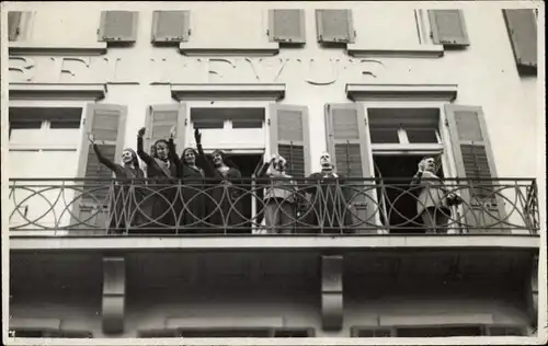 Foto Ak Dresden, Hotel Bellevue, Winkende Gäste auf dem Balkon, Adel Sachsen