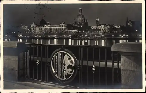 Ak Dresden Zentrum Altstadt, Blick vom Königsufer, Abend