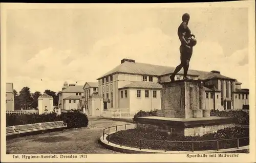 Ak Dresden, Int. Hygiene Ausstellung 1911, Sporthalle mit Ballwerfer