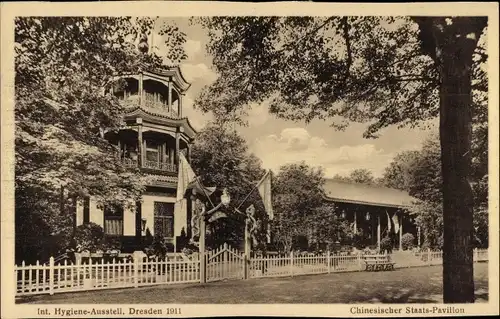 Ak Dresden, Int. Hygiene-Ausstellung Dresden 1911, Chinesischer Staats-Pavillon, Fahnen