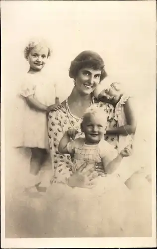 Foto Ak Prinzessin Anna Monika Pia von Sachsen mit ihren Kindern