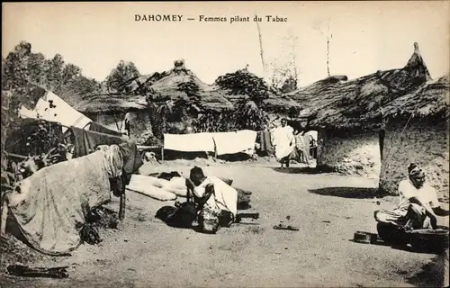 Ak Dahomey Benin, Frauen, die Tabak schlagen