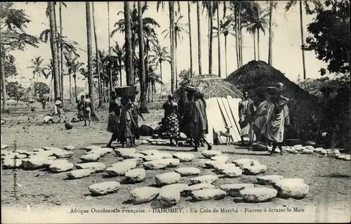 Ak Dahomey Benin, Westafrika, eine Ecke des Marktes, Steine, um Mais zu zerkleinern