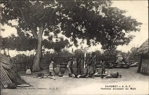 Ak Dahomey Benin, Frauen, die Mais zerkleinern