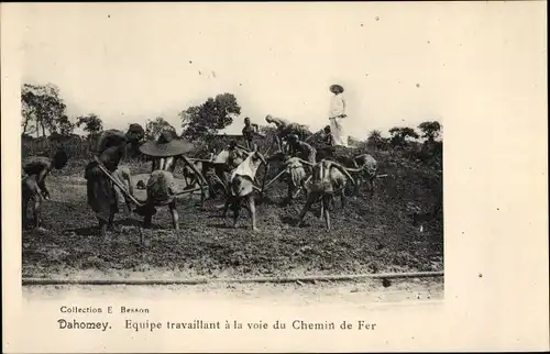 Ak Dahomey Benin, Team arbeitet an der Eisenbahnlinie