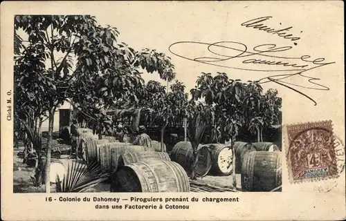 Ak Cotonou Benin Dahomey, Piroguiers, die Lasten aus einer Fabrik nehmen