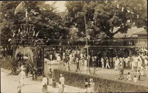 Foto Ak Afrika, Fest in einem Ort