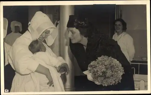 Foto Ak Adel Belgien, Königin von Belgien ?, Krankenhaus, Krankenschwester mit Baby