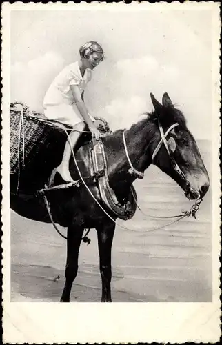 Ak Princesse Josephine Charlotte de Belgique a la Plage, Pferd