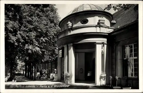 Ak Polanica Zdrój Bad Altheide Schlesien, Partie an der Wandelhalle