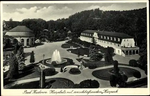 Ak Kudowa Zdrój Bad Kudowa Schlesien, Kurplatz mit anschließendem Kurpark, Fontäne