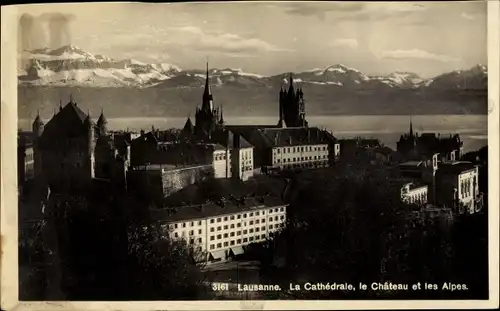 Ak Lausanne Kanton Waadt, La Cathedrale, le Chateau et les Alpes