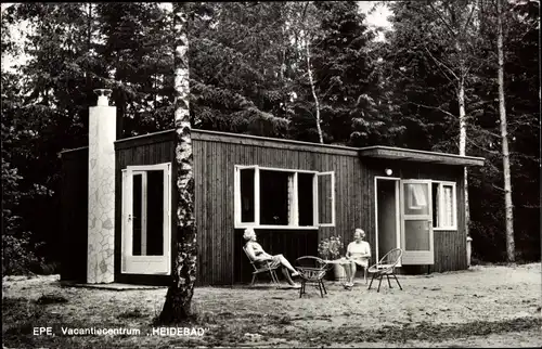 Ak Epe Gelderland Niederlande, Vacantiecentrum Heidebad, Frauen vor Holzbungalow