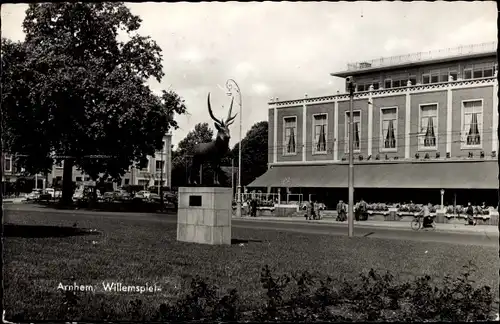 Ak Arnhem Gelderland Niederlande, Willemsplein, Hirschstatue