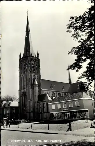 Ak Zieuwent Gelderland, R. K. Kerk met Pastorie