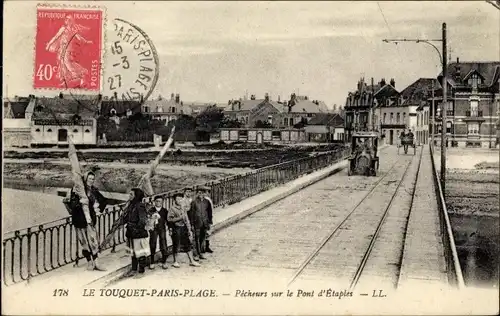 Ak Le Touquet Paris Plage Pas de Calais, Pecheurs sue le Pont d'Etaples