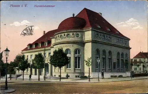 Ak Plauen im Vogtland, Straßenpartie an der Handelskammer, Passanten