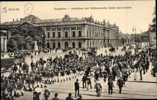 Ak Berlin Mitte, Unter den Linden, Zeughaus, Aufziehen der Schlosswache