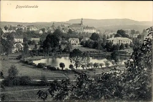 Ak Dippoldiswalde im Osterzgebirge, Gesamtansicht des Ortes, Kirche, Teich