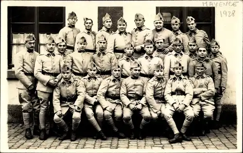 Foto Ak Mainz am Rhein, Soldaten, Gruppenfoto