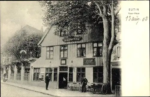 Ak Eutin Ostholstein, Partie am Eingang des Voss Hauses, Gäste