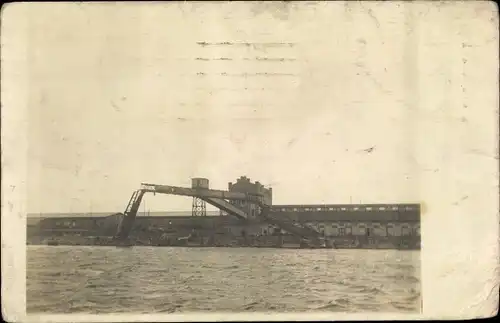 Foto Ak Kiel, Uferpartie, Zerstörte Brücke