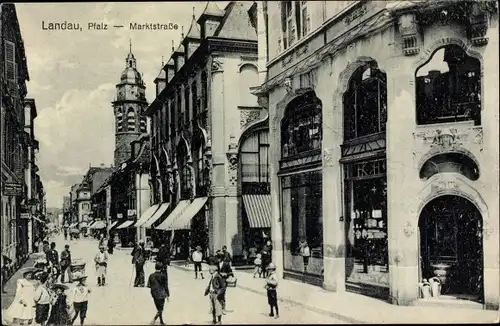 Ak Landau in der Pfalz, Blick in die Marktstraße, Geschäftszeilen und Passanten, Blick zum Turm