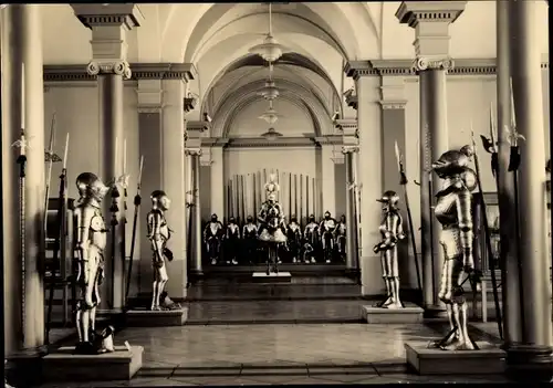 Ak Dresden Altstadt, historisches Museum Dresden, Ausstellungsraum, Ritterrüstung