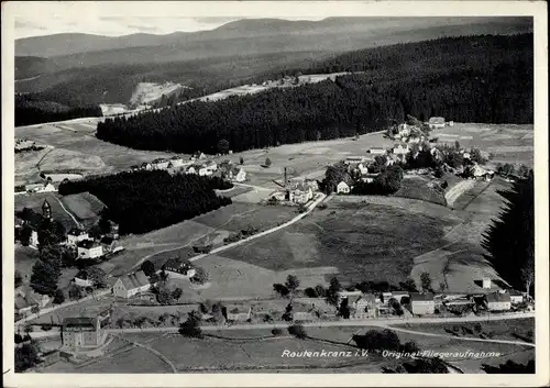 Ak Morgenröthe Rautenkranz im Vogtland, Panorama vom Ort, Fliegeraufnahme