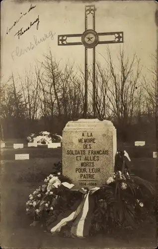 Foto Ak Flensburg, Denkmal gefallener französischer und alliierter Soldaten 1914-1918