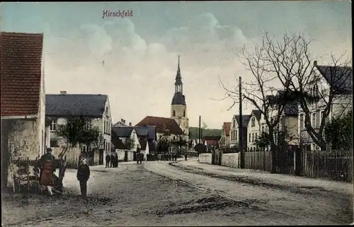 Ak Hirschfeld in Brandenburg, Straßenpartie, Kirche