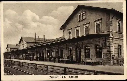 Ak Arnsdorf in Sachsen, Bahnhof Gleisseite