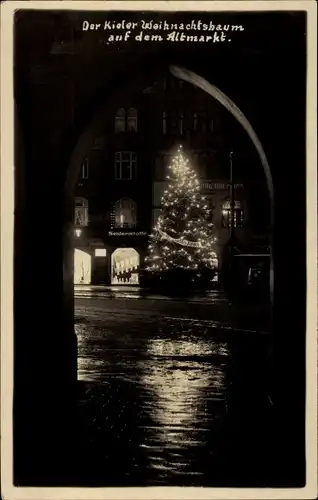 Foto Ak Kiel in Schleswig Holstein, Weihnachtsbaum auf dem Altmarkt, Nachtansicht