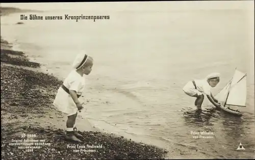 Ak Die Söhne des Kronprinzenpaares mit Modellboot am Strand, Wilhelm, Louis Ferdinand