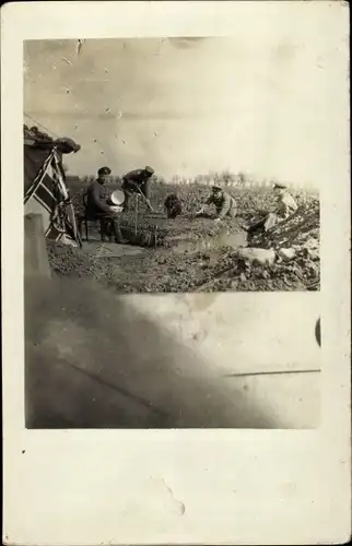 Foto Ak Deutsche Soldaten in Uniformen, Fahne