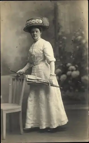 Foto Ak Standportrait einer Frau mit Hut und Sonnenschirm