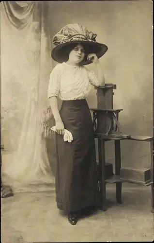 Foto Ak Portrait einer Frau mit Hut