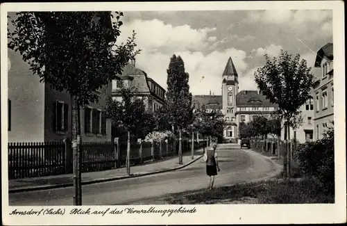 Ak Arnsdorf im Kreis Bautzen, Straßenpartie mit Blick zum Verwaltungsgebäude
