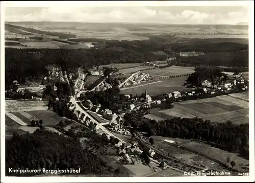 Ak Berggießhübel Sächs. Schweiz, Fliegeraufnahme, Ansicht vom Ort und dem Umland