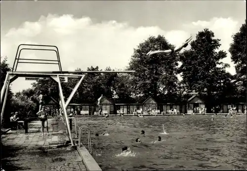 Ak Steinigtwolmsdorf Mittellausitzer Bergland, Schwimmbad der Sommerfrische, Sprungbrett
