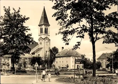 Ak Niesky in der Oberlausitz, Kirche am Zinzendorfplatz