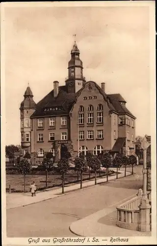 Ak Großröhrsdorf Sachsen, Straßenpartie mit Blick auf das Rathaus