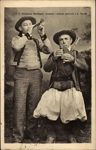 Ak Männer in bretonischen Trachten