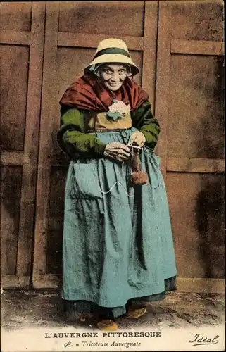 Ak Auvergne, Strickende Frau in Tracht