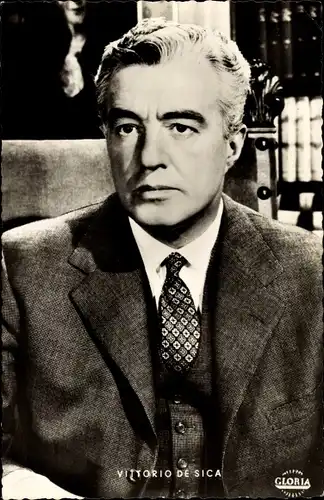 Ak Schauspieler Vittorio de Sica, Portrait im Anzug, In einem anderen Land, Vier Herzen in Rom