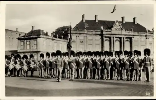 Ak København Kopenhagen Dänemark, The Changing of the guard at Amalienborg
