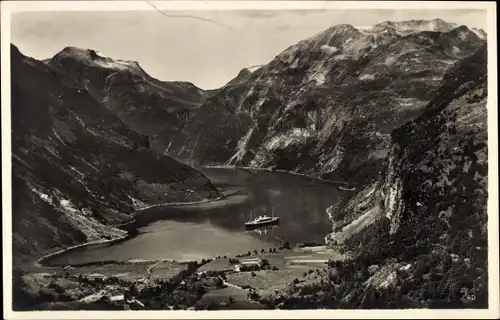 Ak Norwegen, Utsigt over Geirangerfjorden, Dampfschiff im Fjord